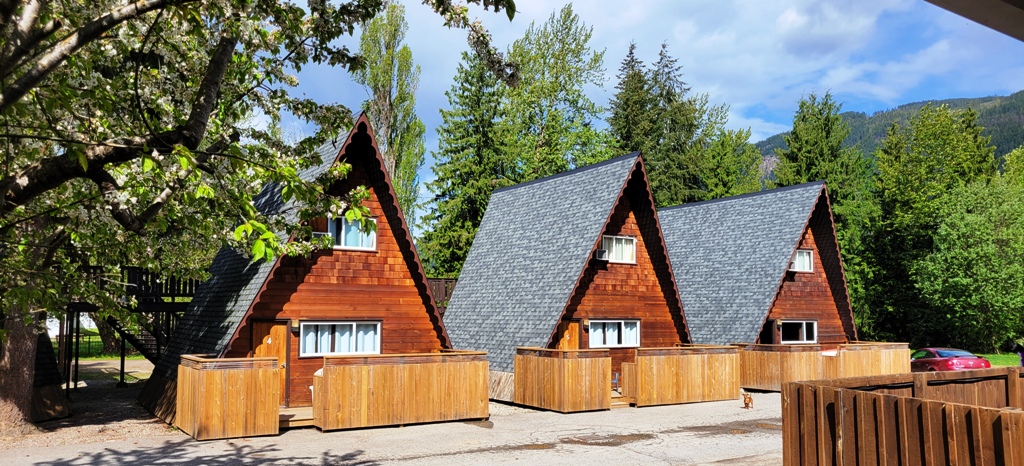 Alpiner Motel Cabins in Sicamous BC features Private Hot-tubs Free Wifi and are Pet friendly